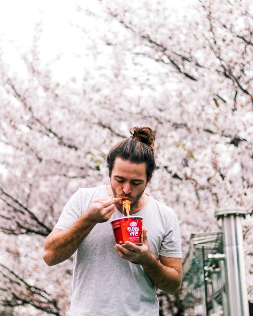 ilustrasi makan ramen (pexels.com/Taryn Elliott)