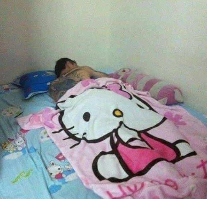 orang pakai selimut tak biasa (instagram.com/sukijan.id)