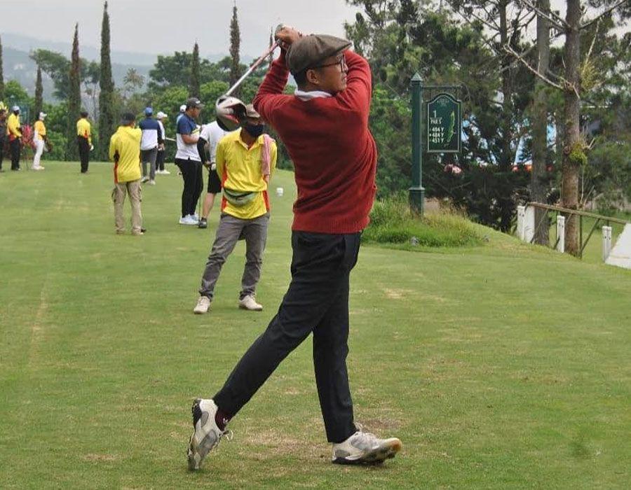 Putu Sutha saat bermain golf di Bandung (instagram.com/putusutha)