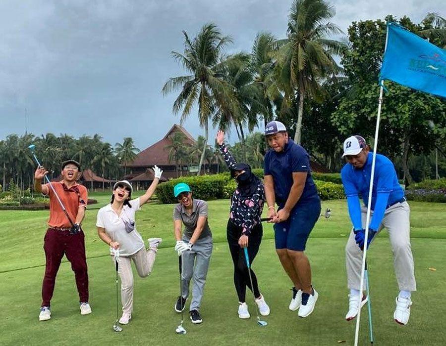 Putu Sutha (Paling kiri) saat bermain golf bersama teman-temannya (Instagram.com/putusutha)
