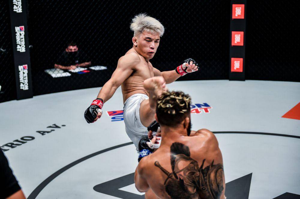 Ryuto Sawada mendaratkan tendangan pada Gustavo Balart dalam ajang ONE: BATTLEGROUND. (dok. ONE Championship)