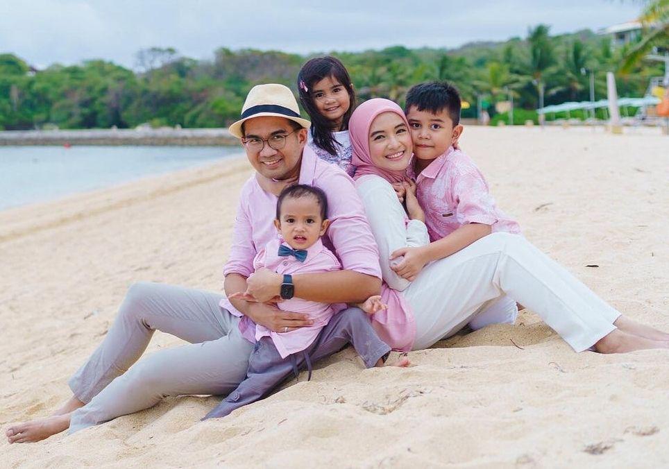 9 Potret Hangat Keluarga Intan Nuraini, Sepuluh Tahun Berumah Tangga