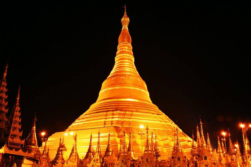 Shwedagon Pagoda (unsplash.com/Si Thu Aung)