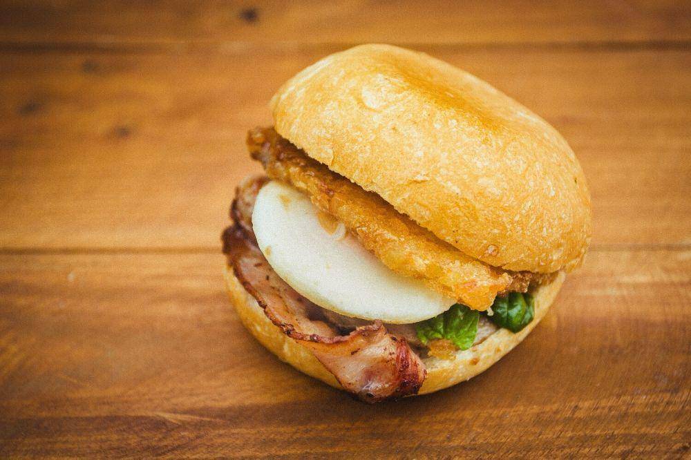 ilustrasi bacon egg bap (unsplash.com/Silas Baisch)
