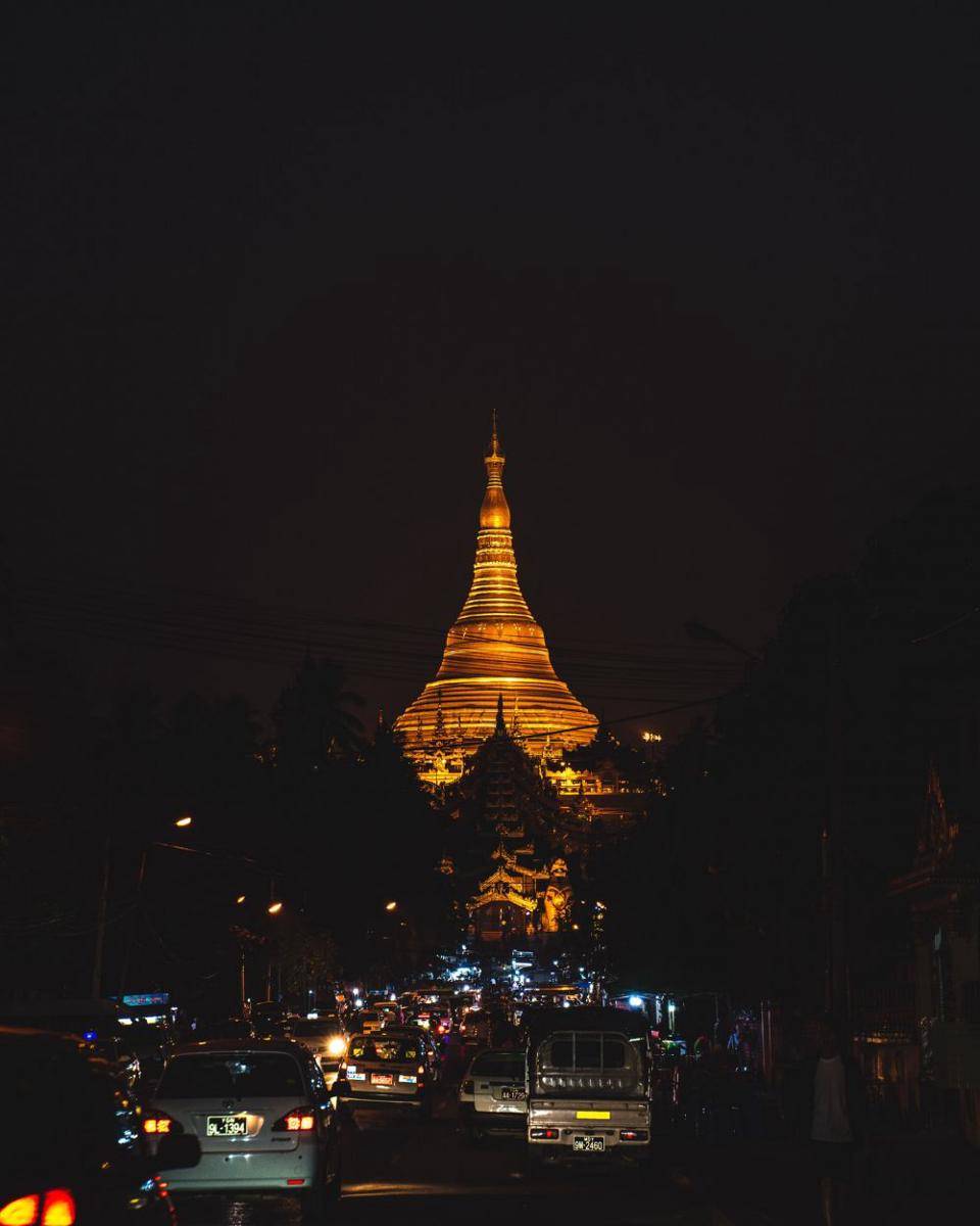 Shwedagon Pagoda (unsplash.com/tatonomusic)