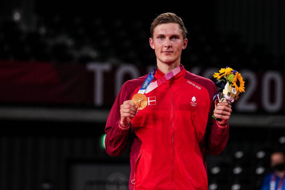 Axelsen Rayakan Gelar Indonesia Open 2022 Bersama Keluarga