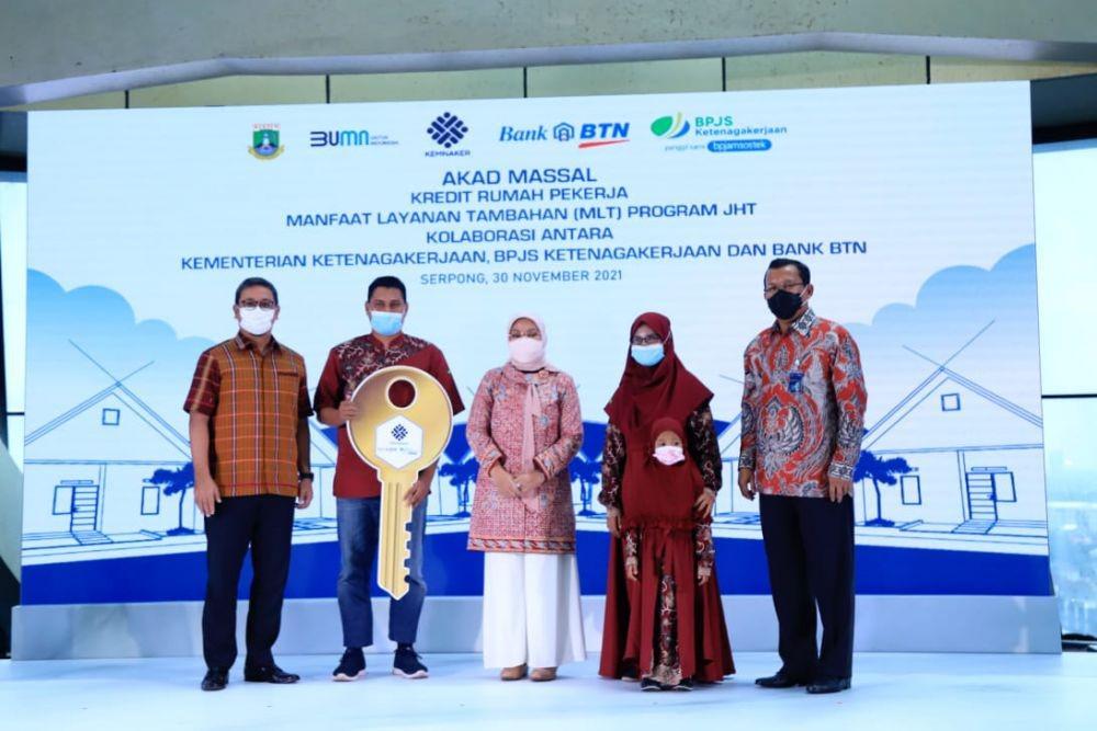 Akad Massal Kredit Rumah Pekerja Manfaat Layanan Tambahan (MLT) Program JHT, di Serpong, Tangerang, Selasa (30/11/2021)