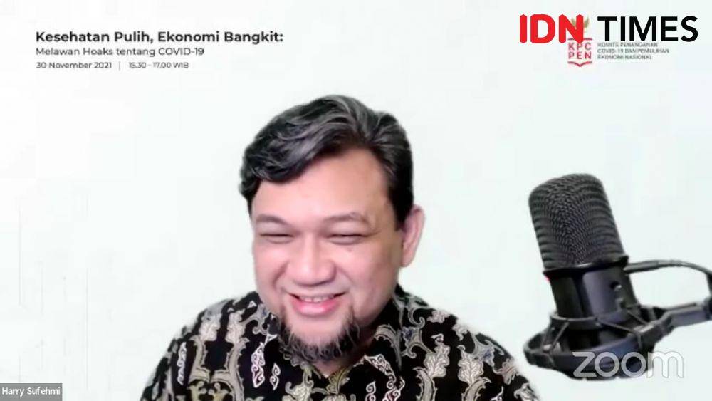 Tangkapan layar Founder sekaligus Presidium Masyarakat Anti Fitnah Indonesia (Mafindo) Harry Sufehmi dalam Webinar "Kesehatan Pulih, Ekonomi Bangkit: Melawan Hoaks tentang COVID-19" pada Selasa (31/11/21) (IDN Times/Annisa Dewi L)