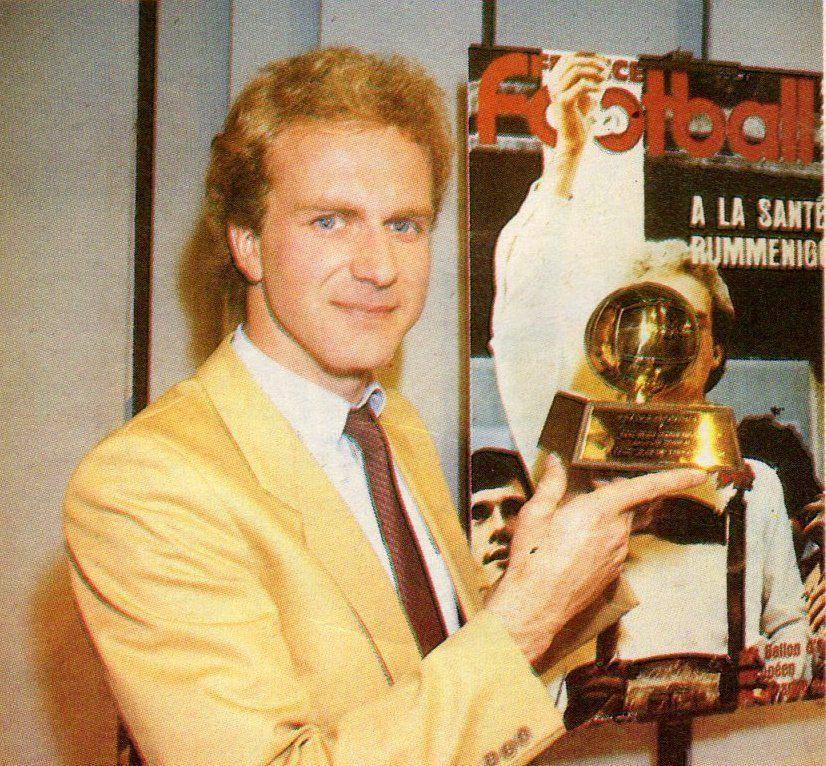 Karl-Heinz Rummenigge memegang trofi Ballon d'Or 1980 (twitter.com/imiasanmia)