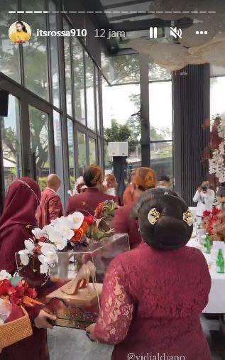 tangkapan layar momen pertunangan Vidi Aldiano dan Sheila Dara Aisha (instagram.com/itsrossa910)