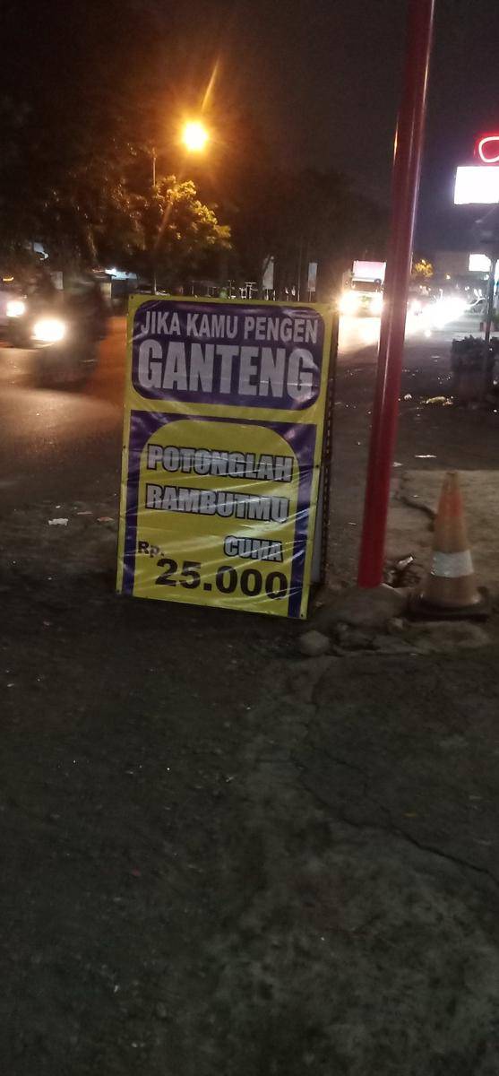 potret spanduk tukang cukur rambut yang unik (twitter.com/nocontextwarung)