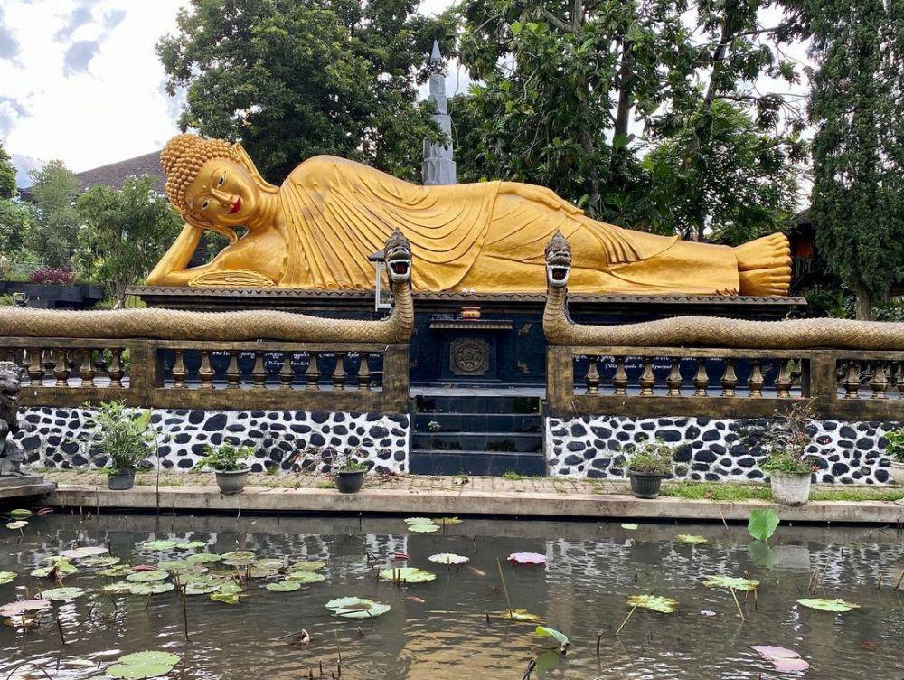 5 Vihara Terindah di Indonesia, Ada Replika Candi Borobudur Juga!