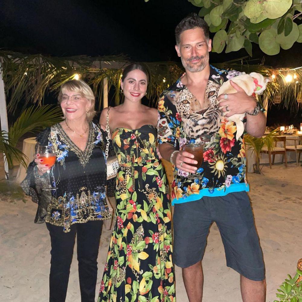 Margarita Vergara, Claudia Vergara, Joe Manganiello (instagram.com/sofiavergara)
