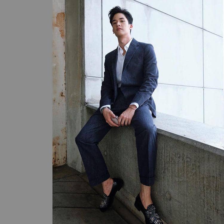 Ide gaya smart casual ala Tawan Vihokratana (instagram.com/tawan_v)