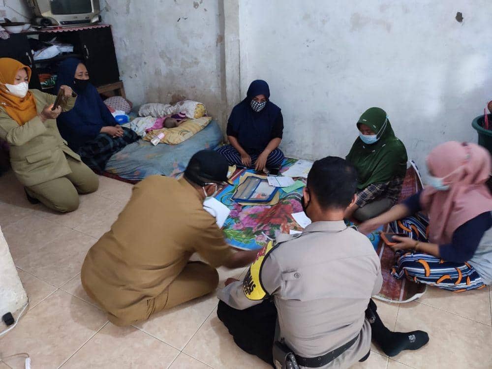 Pendampingan dari Pemkot Surabaya untuk bayi penderita pembengkakan jantung (dok. Humas Pemkot Surabaya)