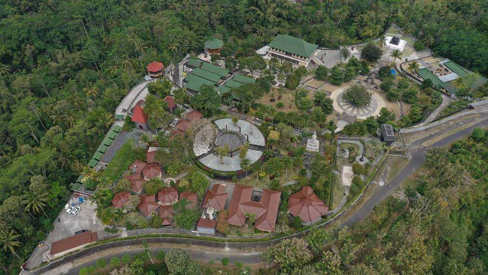 potret tampak atas vihara bodhigiri (instagram.com/wisatablitar)