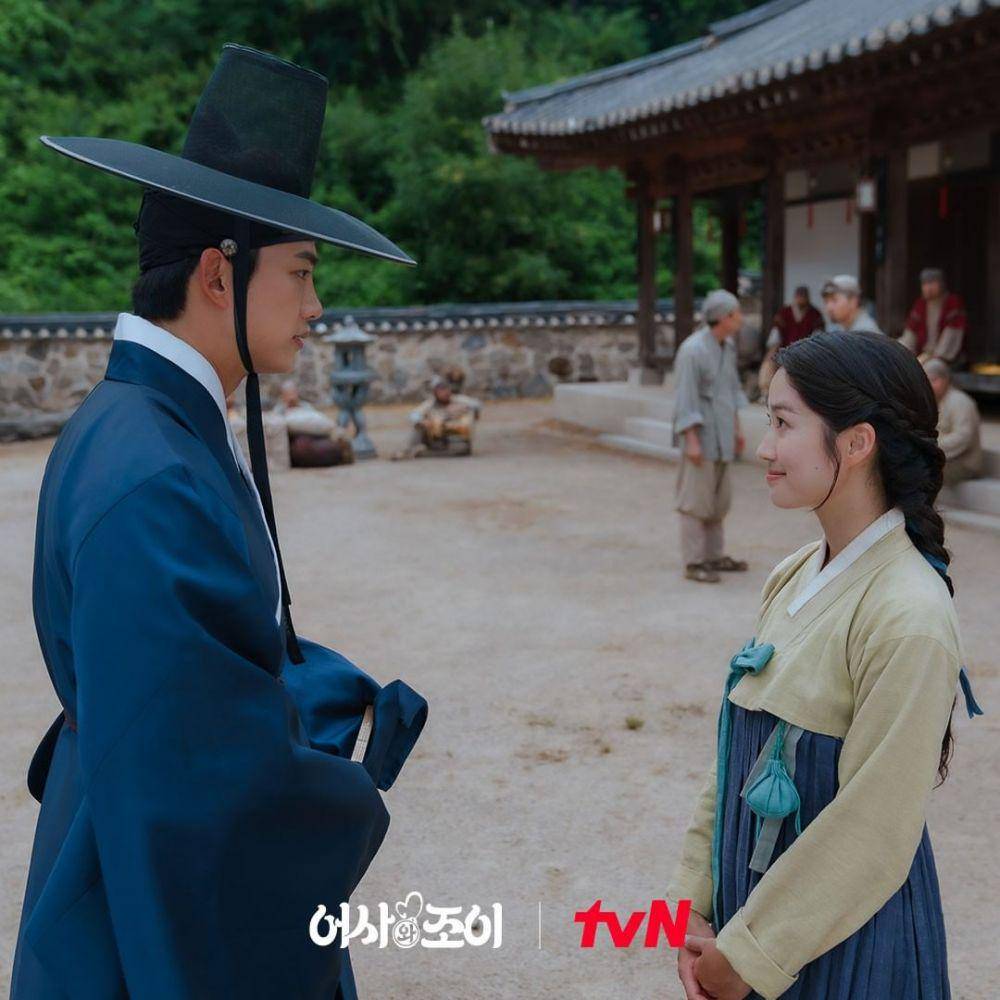 Taecyeon 2PM dan Kim Hye Yoon di drama Secret Royal Inspector Joy (instagram.com/tvn_drama)