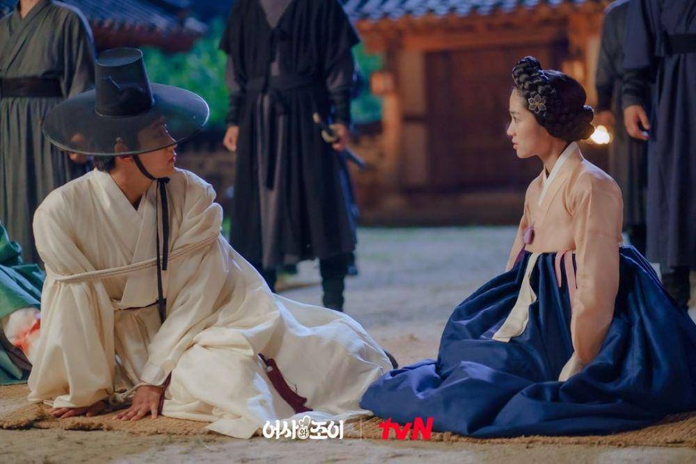 Taecyeon 2PM dan Kim Hye Yoon di drama Secret Royal Inspector Joy (instagram.com/tvn_drama)