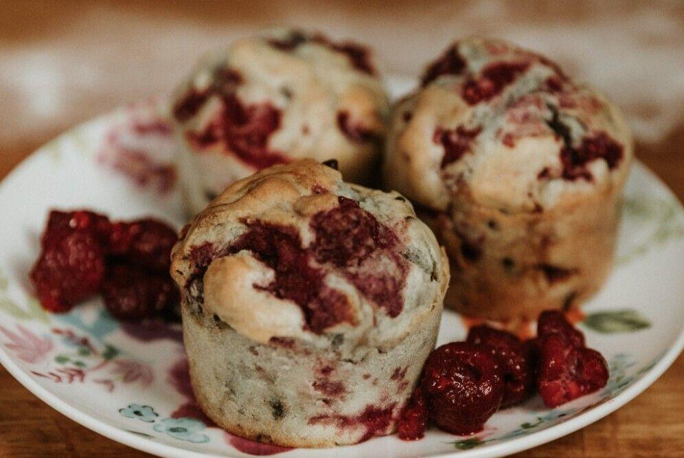 ilustrasi bing cherry muffin (unsplash.com/Anne-Sophie Benoit)