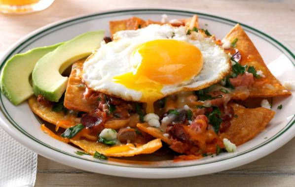ilustrasi bacon chilaquiles with eggs (tasteofhome.com/Taste of Home)