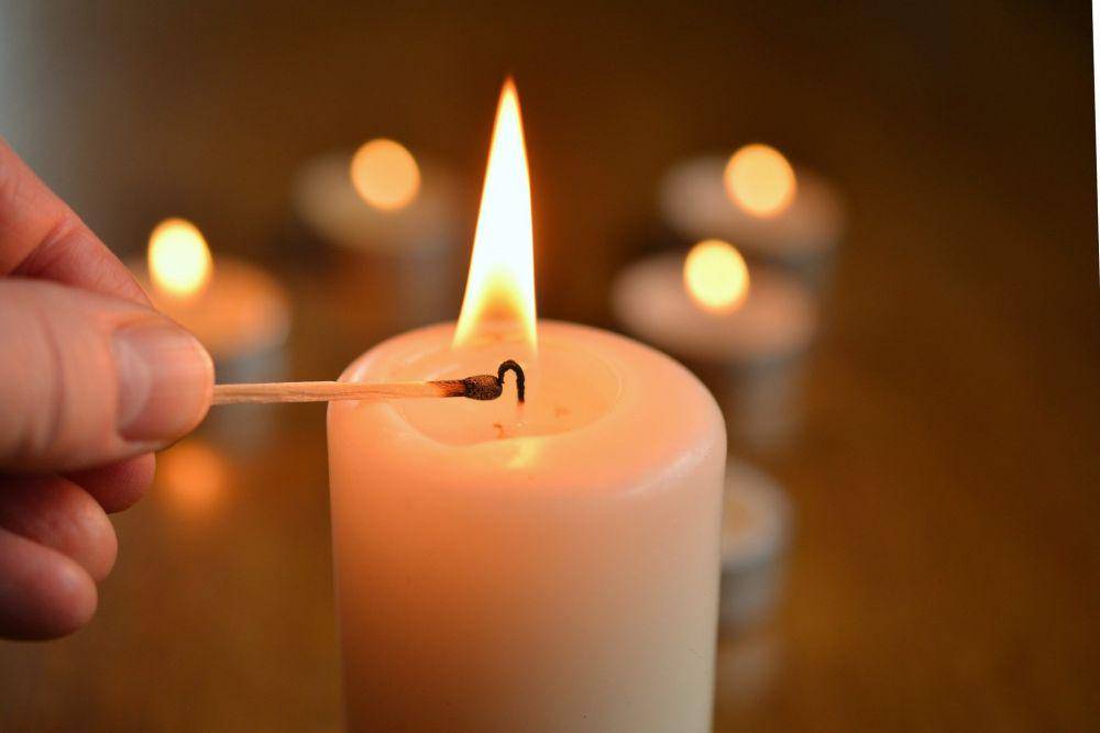 ilustrasi menghidupkan lilin (pixabay.com/ congerdesign)