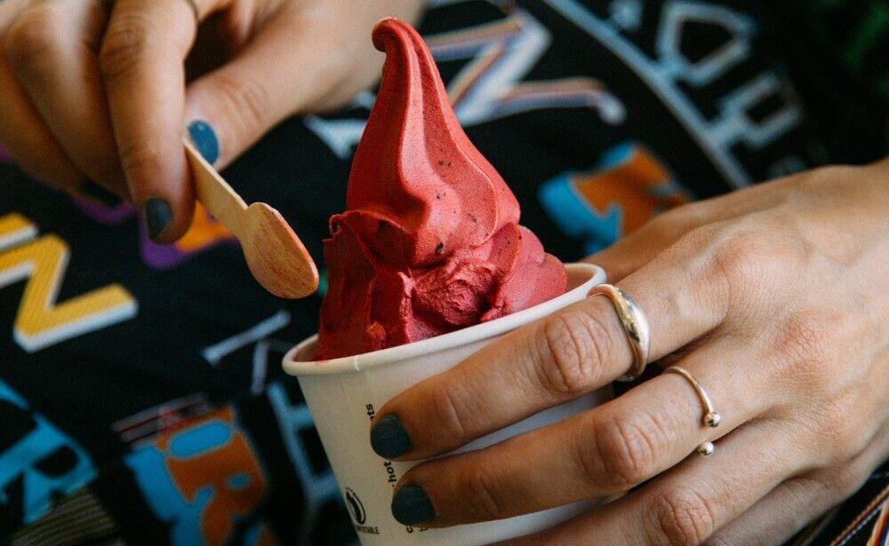 ilustrasi bing cherry sorbet (unsplash.com/Charles Deluvio)