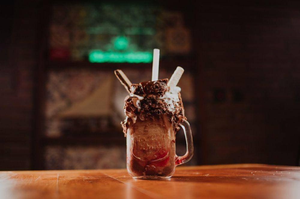ilustrasi choco lovers freakshake (unsplash.com/Douglas Lopez)