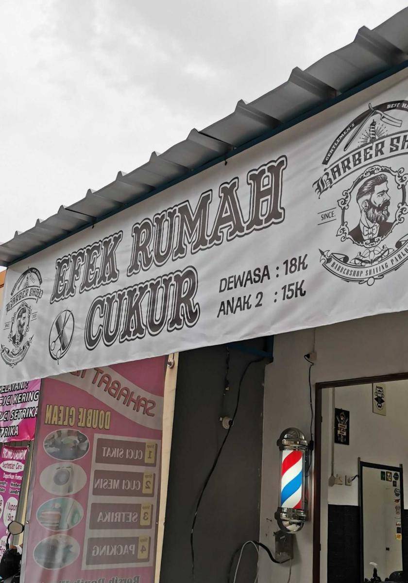 potret spanduk tukang cukur yang unik (twitter.com/nocontextwarung)