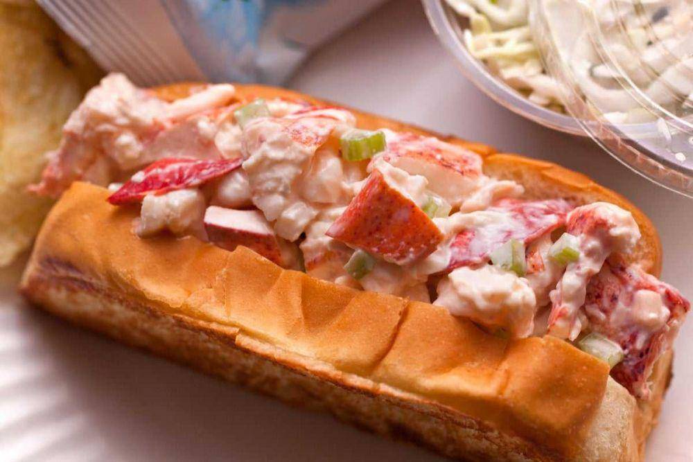 Ilustrasi lobster roll sandwich (chowhound.com)