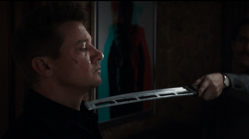 Hawkeye diancam dengan pedang Ronin. (Disney+ Hotstar/Hawkeye)