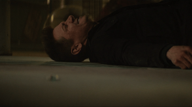 Alat bantu dengar Clint lepas saat melawan Maya. (Disney+ Hotstar/Hawkeye)