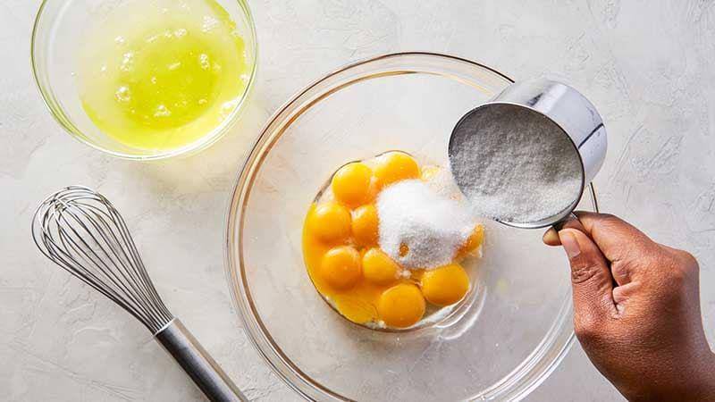 mengocok telur dan gula (tablespoon.com)