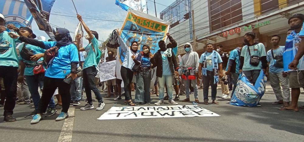 Ratusan suporter Persela Lamongan menggelar aksi unjuk rasa menuntut pihak manajemen berbenah. IDN Times/Imron