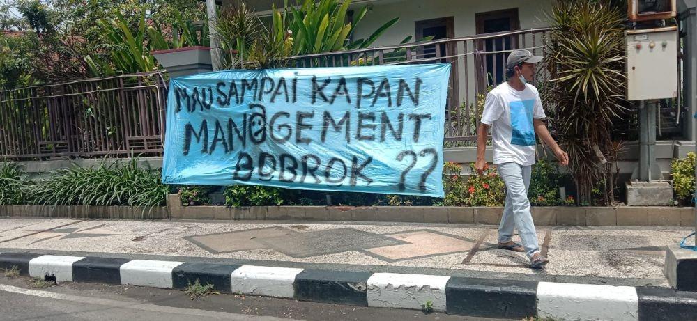 Ratusan suporter Persela Lamongan menggelar aksi unjuk rasa menuntut pihak manajemen berbenah. IDN Times/Imron