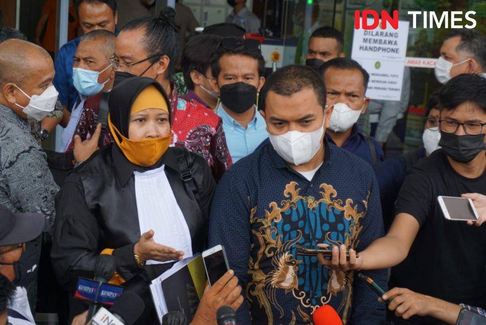 Kuasa Hukum Eks Sekjen FPI Munarman, Sulistyowati dan Azis Yanuar di Pengadilan Negeri Jakarta Timur pada Rabu (1/12/2021). (IDN Times/Aryodamar)
