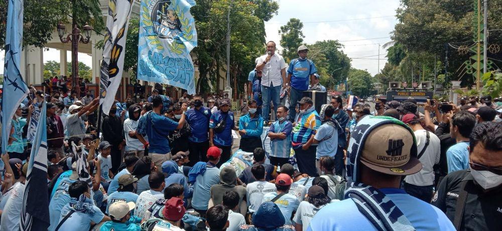 Ratusan suporter Persela Lamongan menggelar aksi unjuk rasa menuntut pihak manajemen berbenah. IDN Times/Imron