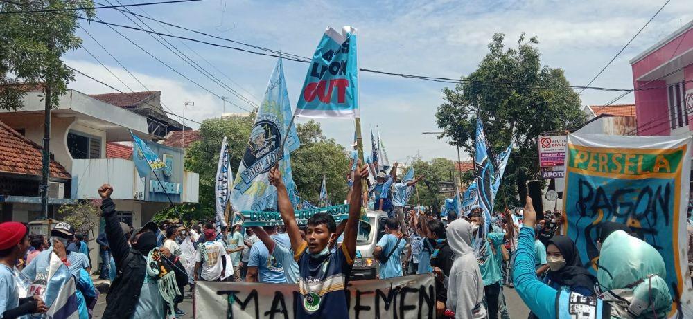 Ratusan suporter Persela Lamongan menggelar aksi unjuk rasa menuntut pihak manajemen berbenah. IDN Times/Imron