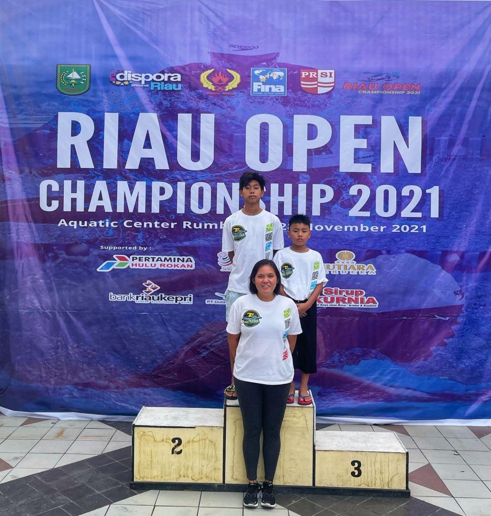 Dua Atlet renang asal klub Rafflesia Bandar Lampung Farouq Ibnu Sina dan Muhammad Hafizh Kausar mengukir prestasi di kejuaraan renang tingkat nasional. (IDN Times/Istimewa).