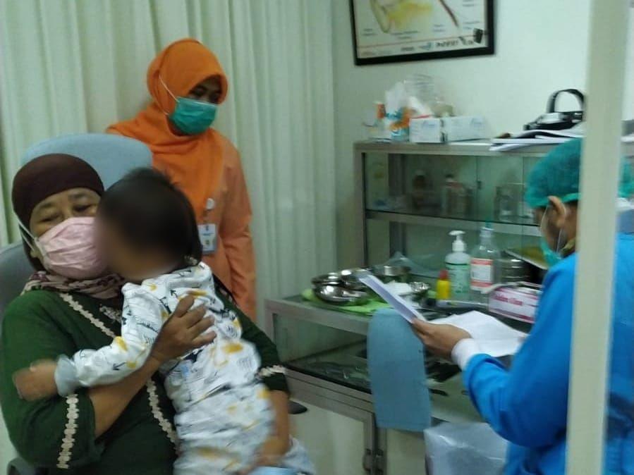 Balita ini kemudian ditangani Pemkot Surabaya. Dok. Humas Pemkot Surabaya.