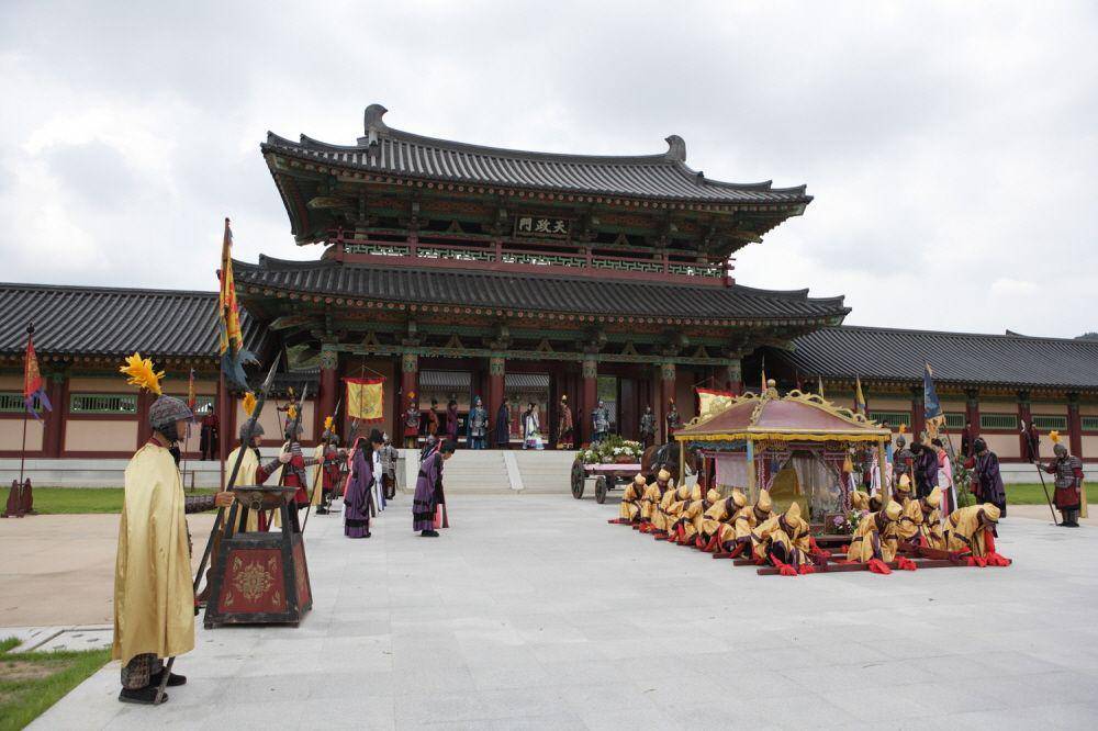 potret adegan dalam drama Gyebaek di Baekje Cultural Land (bhm.or.kr)