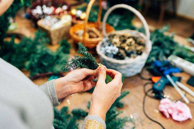 Ilustrasi menghias pohon Natal (pexels.com/Алекке Блажин)
