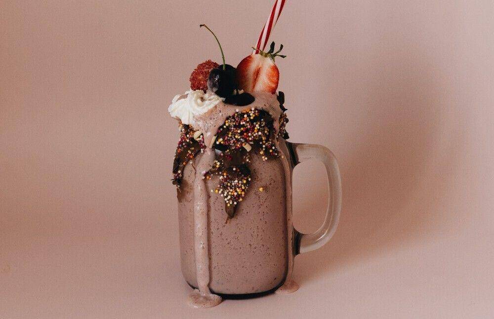 ilustrasi strawberry freakshake (pexels.com/alleksana)