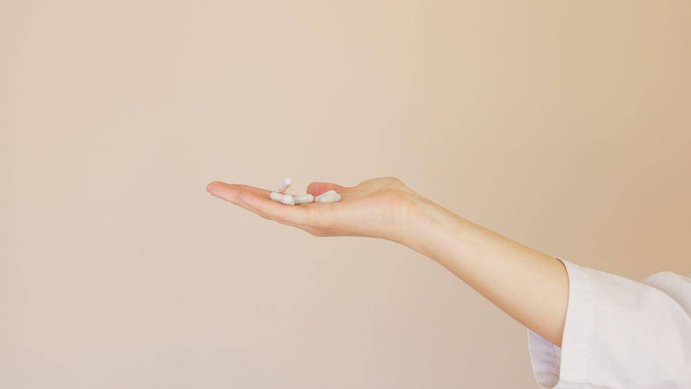 Salah satu penyebab ileus adalah konsumsi obat yang dapat memperlambat gerakan usus. (pexels.com/Artem Podrez)