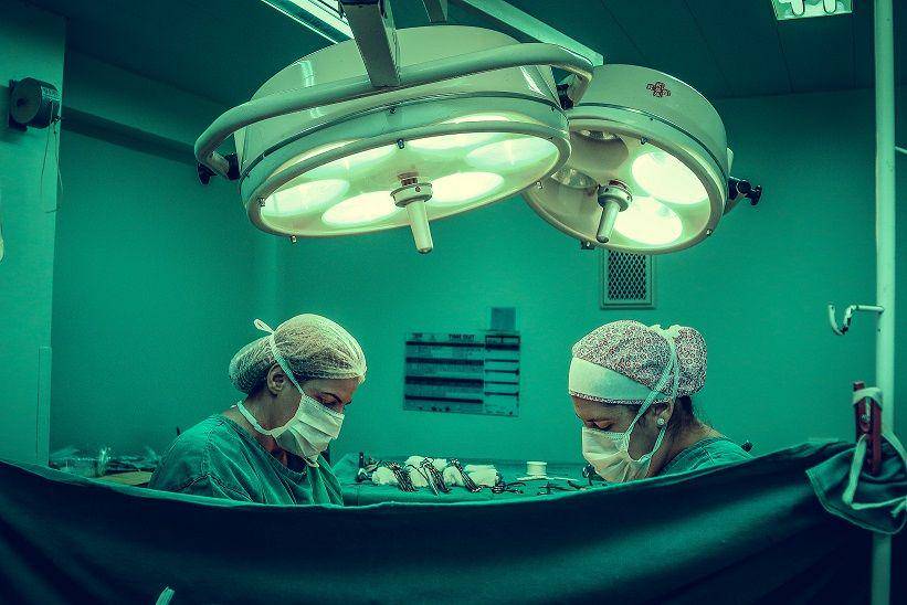 Salah satu tatalaksana ileus adalah tindakan operasi (Pexels.com/Vidal Balielo_