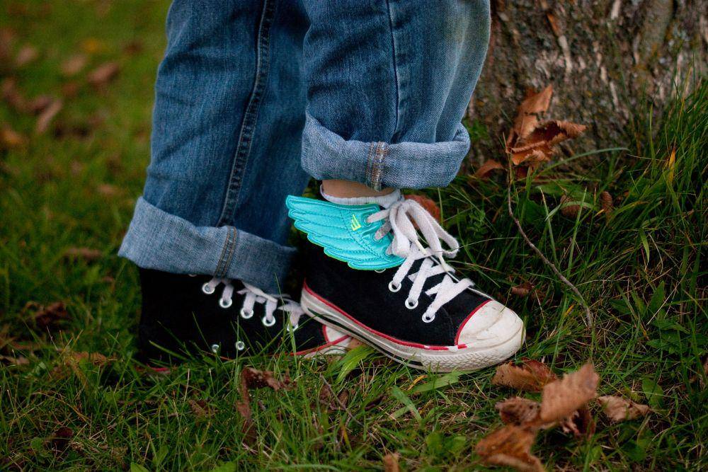 ilustrasi sepatu anak (unsplash.com/Amanda Belec)