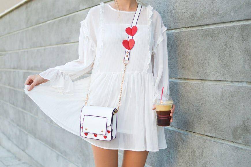 ilustrasi wanita memakai dress (unsplash.com/Tamara Bellis)