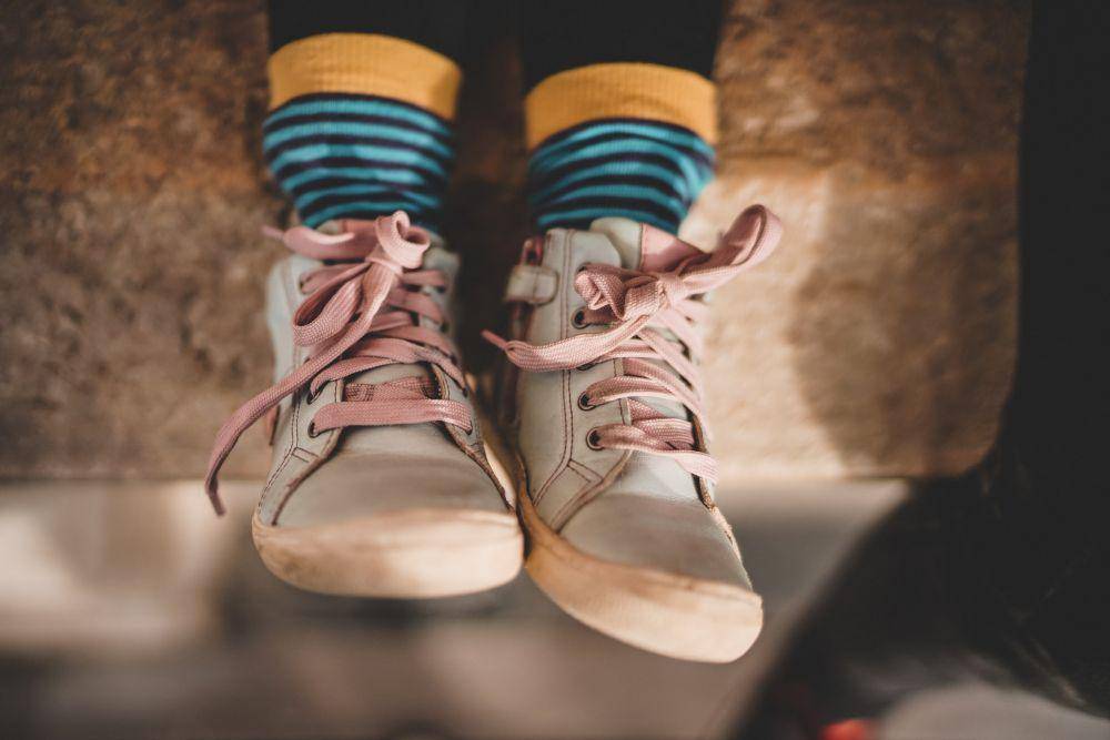 ilustrasi sepatu anak (unsplash.com/Zan)