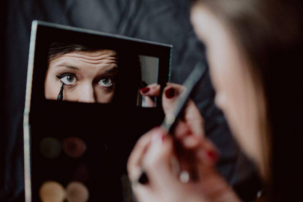 ilustrasi wanita sedang make up (Unsplash.com/Kelly Sikkema)