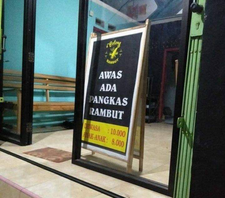 potret spanduk tukang cukur rambut yang unik (instagram.com/wkwkland_real)