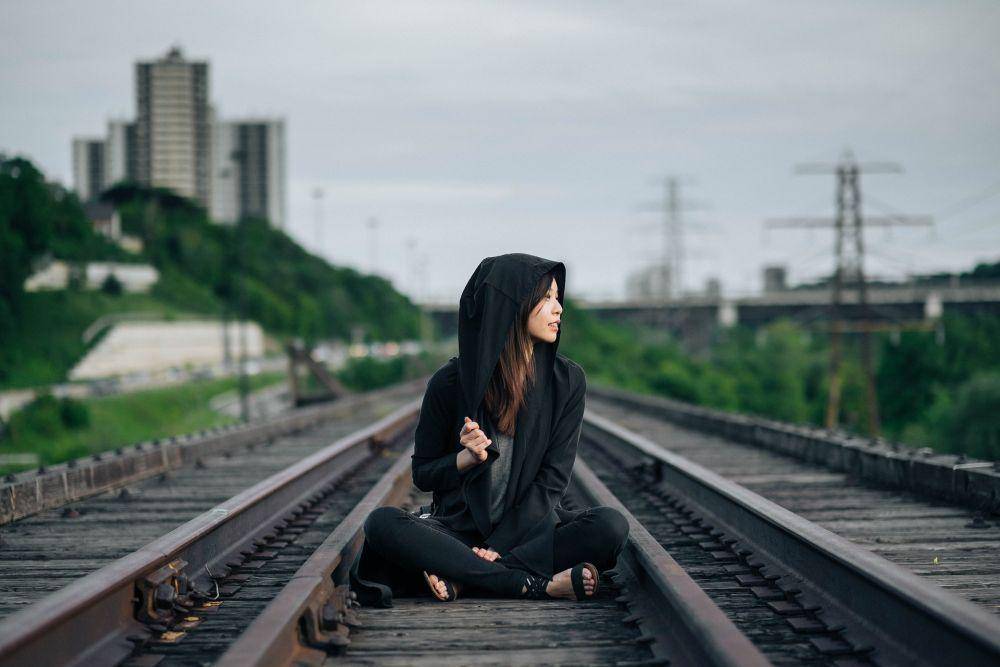 ilustrasi seorang perempuan duduk di rel kereta api (pixabay.com/Foundry Co)